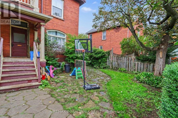 10 Glen Avenue, Smiths Falls, ON K7A1R9 Photo 2