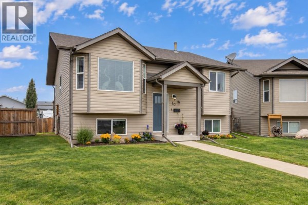 Living room - 10 Hansen Close, Sylvan Lake, AB T4S2P1 Photo 2