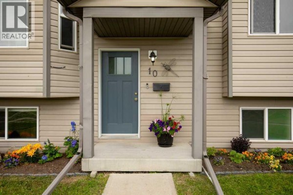 Kitchen - 10 Hansen Close, Sylvan Lake, AB T4S2P1 Photo 3