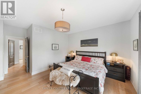 Bedroom 2 - 10 Henry Ball Court, Oro Medonte, ON L3V8N7 Photo 5