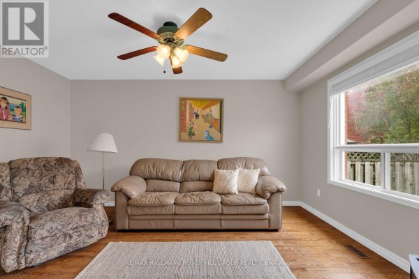 Living room - 10 Kate Aitken Crescent, New Tecumseth, ON L0G1A0 Photo 4