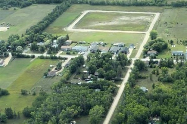 10 Lakewood Bay, Winnipeg Beach, MB R0C3G0 Photo 2