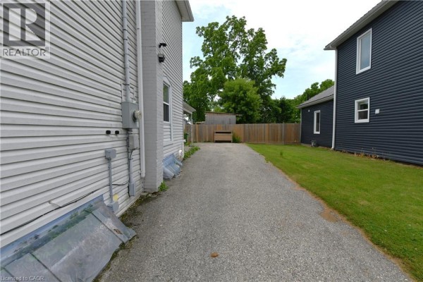 4pc Bathroom - 10 Meda Street, St  Thomas, ON N5P1W5 Photo 2
