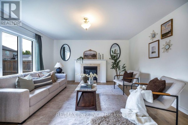 Living room - 10 Milner Court, Kawartha Lakes, ON K9V0L2 Photo 4