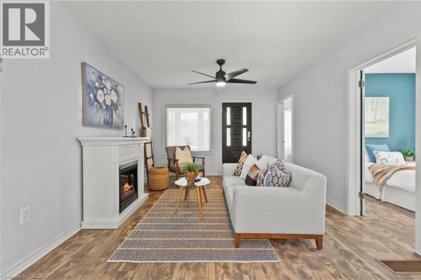 Living room - 10 Monck Street, St  Catharines, ON L2S1L6 Photo 5