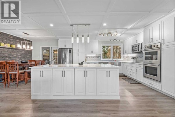 Eat in kitchen - 10 Mountain Street E, Okotoks, AB T1S1G5 Photo 3