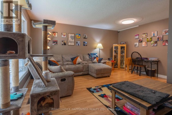 Bedroom 3 - 10 Newleaf Crescent, Welland, ON L3C6B4 Photo 5