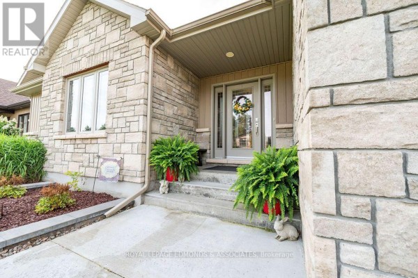 Laundry room - 10 Noble Crescent, Petawawa, ON K8H0G1 Photo 2