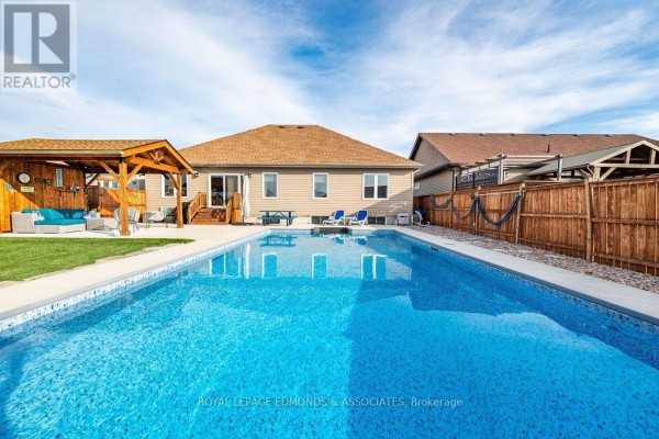 Family room - 10 Noble Crescent, Petawawa, ON K8H0G1 Photo 4