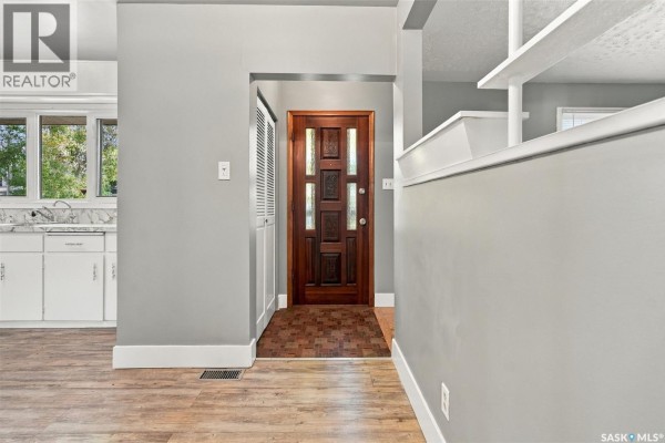 Living room - 10 Ottawa Place, Regina, SK S4R2V7 Photo 3