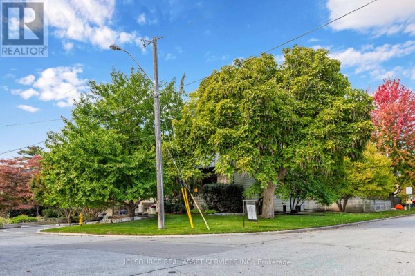 Office - 10 Red Oaks Crescent, Toronto, ON M4G1A5 Photo 2