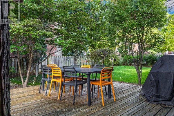 Kitchen - 10 Red Oaks Crescent, Toronto, ON M4G1A5 Photo 5