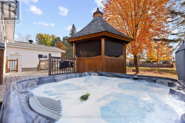 Family room - 10 Sunset Crescent, Petawawa, ON K8H2L7 Photo 3