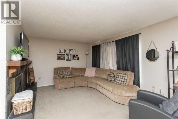 10 Valley Crescent, Lacombe, AB, photo 3