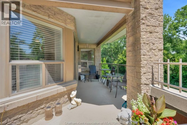 5pc Ensuite bath - 10 Van Allen Avenue Unit# 201, Chatham, ON N7L5K1 Photo 4