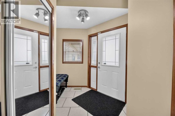 10 Vantage Crescent, Olds, AB, photo 2