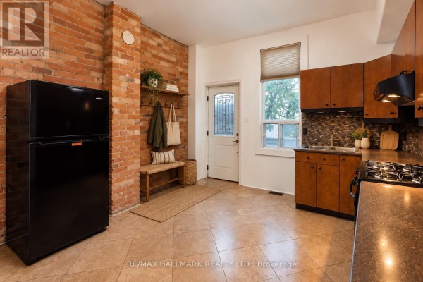 10 Woodgreen Place, Toronto, ON M4M2J2 Photo 3