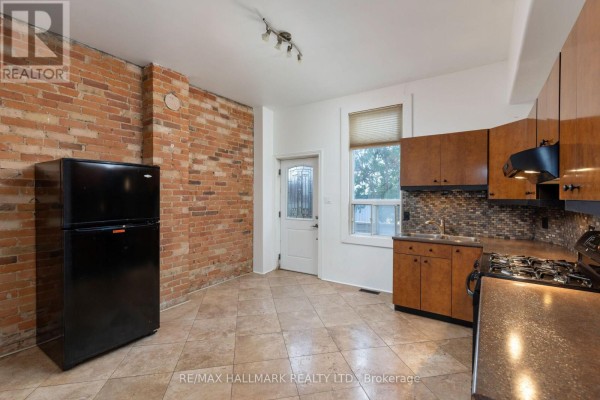 10 Woodgreen Place, Toronto, ON M4M2J2 Photo 4