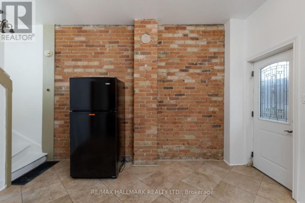 10 Woodgreen Place, Toronto, ON M4M2J2 Photo 5