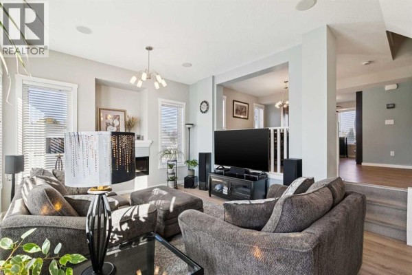 Family room - 100, 50 Westland Road, Okotoks, AB T1S2G4 Photo 5