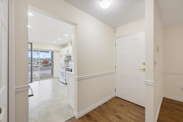 100 32691 Garibaldi Drive, Abbotsford, BC V2T5T7 Photo 4