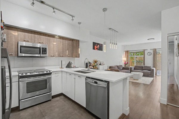 100 6299 144 Street, Surrey, BC V3X1A2 Photo 5