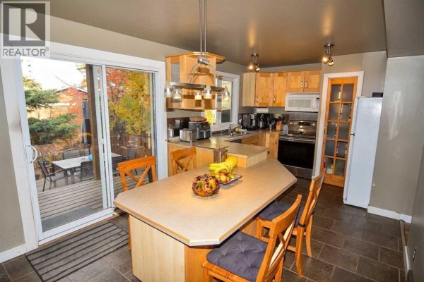 Primary Bedroom - 100 Coach Manor Rise Sw, Calgary, AB T3H1E2 Photo 4
