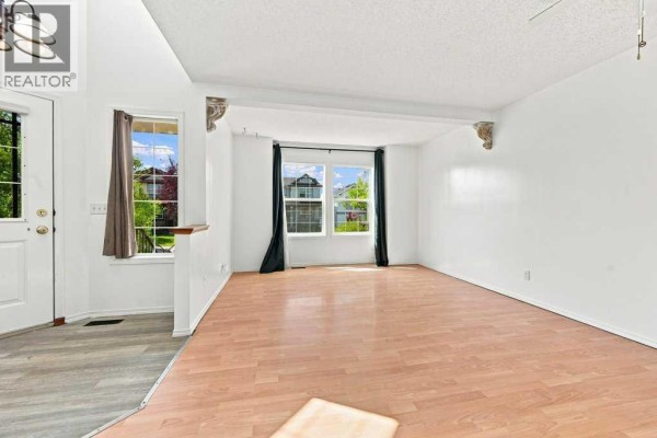 Family room - 100 Coventry Road Ne, Calgary, AB T3K5T4 Photo 5