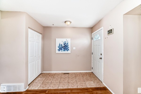 Kitchen - 100 Dickinsfield Ct Nw, Edmonton, AB T5V5V8 Photo 3
