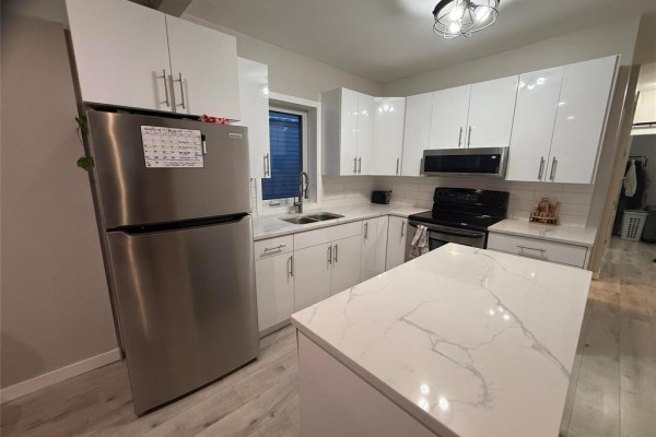 Kitchen - 100 Harbison Avenue, Winnipeg, MB R2L0A1 Photo 3