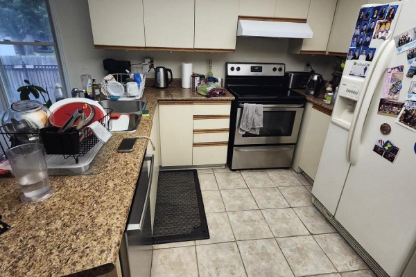 Kitchen - 100 Jessica Gardens, Vaughan, ON L4J3G2 Photo 3