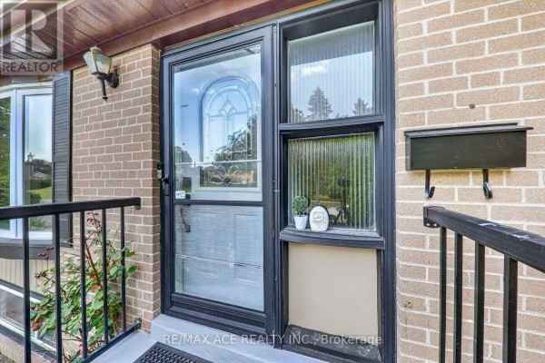 Living room - 100 Merkley Square, Toronto, ON M1G2Y7 Photo 4
