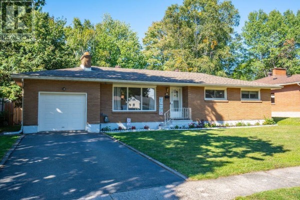 Living room - 100 Parkdale Dr, Sault Ste  Marie, ON P6A4C8 Photo 2