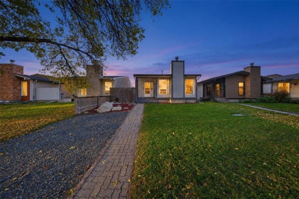Street view of the house at 100 Petriw Bay with a large tree on the left. - 100 Petriw Bay, Winnipeg