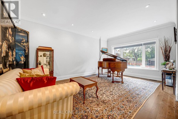100 Ridelle Avenue, Toronto, ON M6B1J6 Photo 5