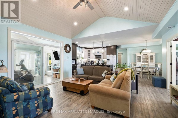 Living room - 100 Summers Road, Rideau Lakes, ON K0G1E0 Photo 5