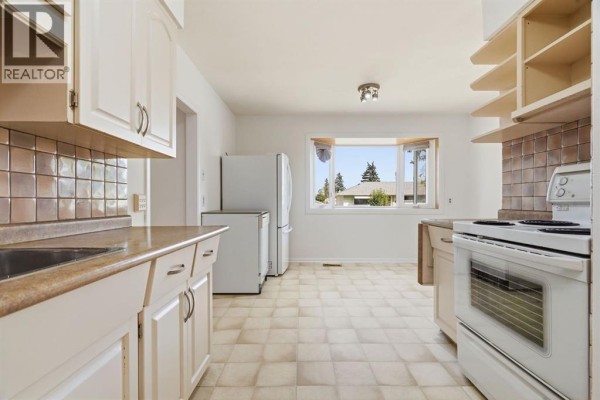Kitchen - 100 Westminster Drive Sw, Calgary, AB T3C2T1 Photo 5