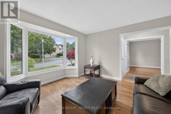 Living room - 1000 Griffith Street, London South, ON N6K3Z4 Photo 5