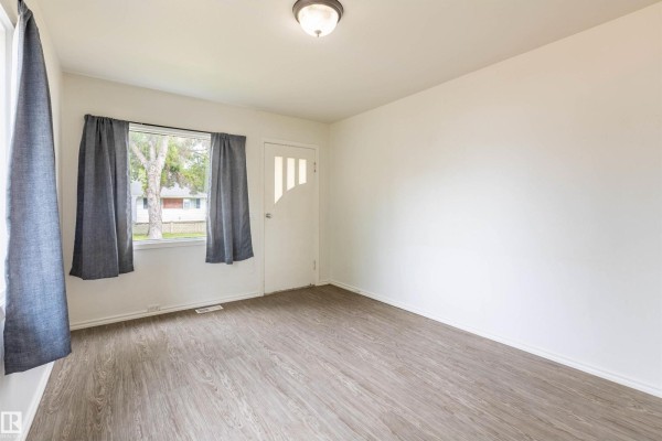 Primary Bedroom - 10013 98 Av, Morinville, AB T8R1G3 Photo 4