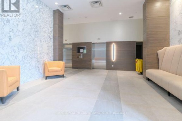 1002 - 2055 Danforth Avenue, Toronto, ON M4C1J8 Photo 2