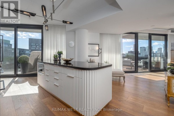 Kitchen - 1002 - 21 Lawren Harris Square, Toronto, ON M5A0T4 Photo 3