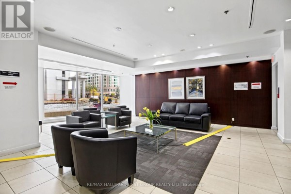 Kitchen - 1002 - 36 Lee Centre Drive, Toronto, ON M1H3K2 Photo 3