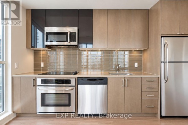 1002 - 89 Dunfield Avenue, Toronto, ON, photo 2