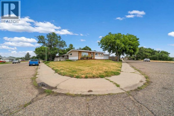 Exterior view of the residential property from a cul-de-sac. - 1002 13 Street Ne, Medicine Hat