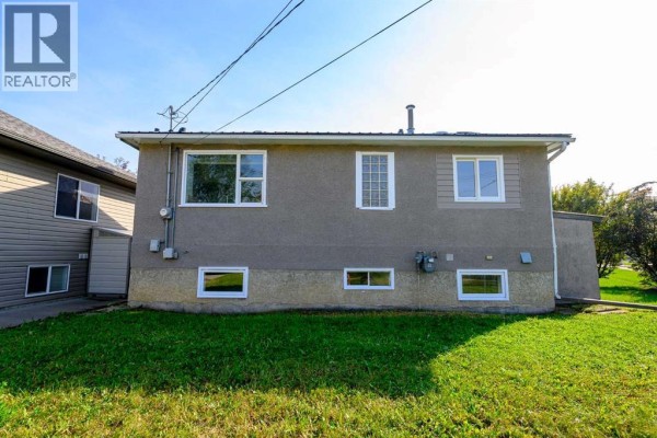 Primary Bedroom - 10024 103 Avenue, Grande Prairie, AB T8V1B8 Photo 4