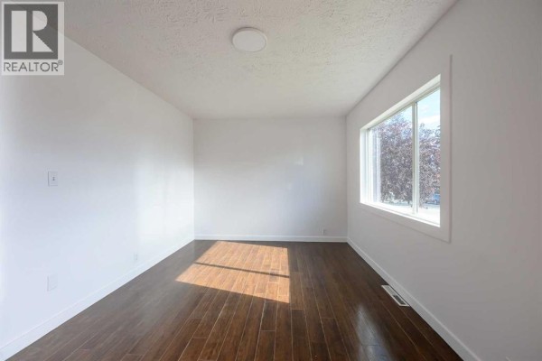 Bedroom - 10024 103 Avenue, Grande Prairie, AB T8V1B8 Photo 5
