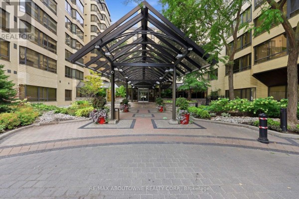 Living room - 1003 - 280 Simcoe Street, Toronto, ON M5T2Y5 Photo 2