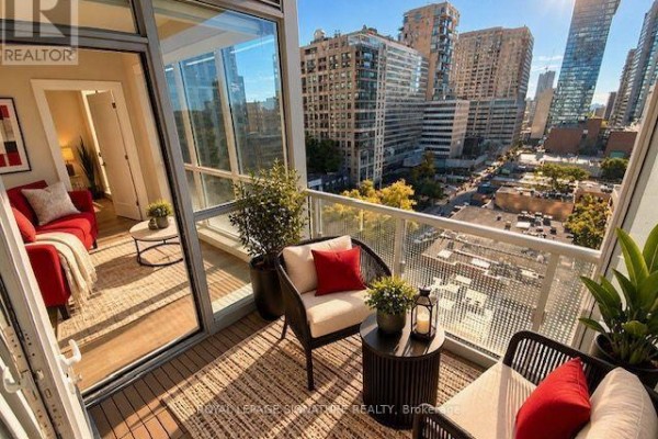 Living room - 1003 - 88 Cumberland Street, Toronto, ON M5R1A3 Photo 3