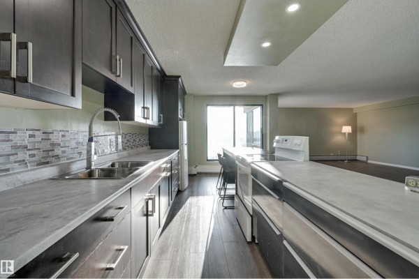 Kitchen - #1003 10155 114 St Nw, Edmonton, AB T5K1R8 Photo 3