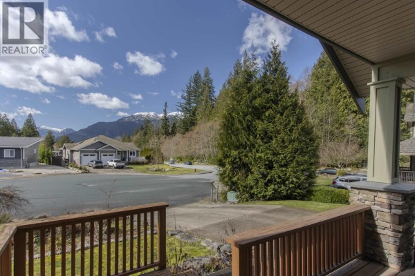 1003 Ash Place, Squamish, BC V8B0W2 Photo 3